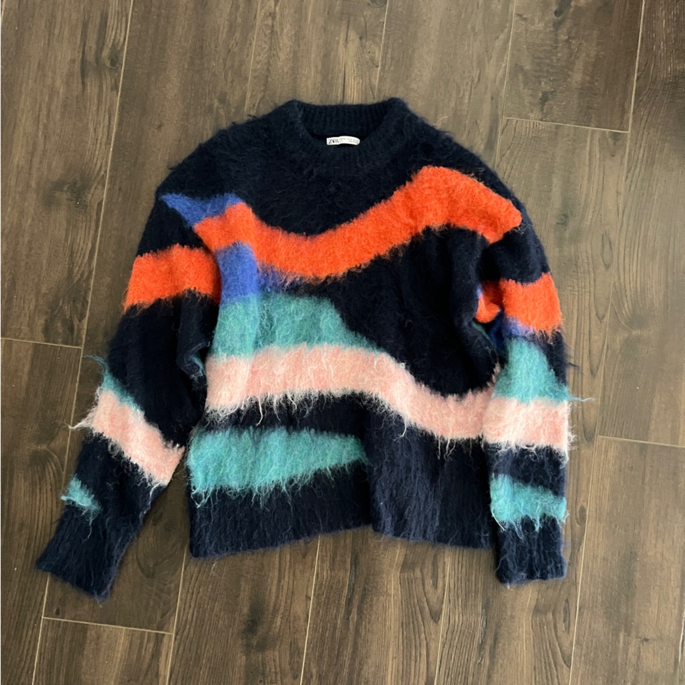 Men’s Zara sweater with color waves